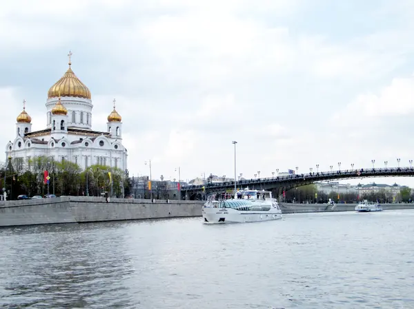 Moscou O ônibus aquático perto da Catedral de Cristo Salvador 2011 — Fotografia de Stock