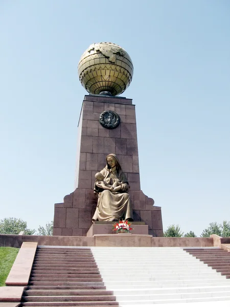 Tachkent la Mère heureuse Monument 2007 — Photo