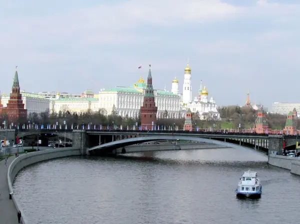 Ponte de Pedra Grande de Moscou em frente ao Kremlin 2011 — Fotografia de Stock