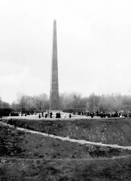 Obelisco de Kiev en la Avenida de los Héroes 1964 —  Fotos de Stock