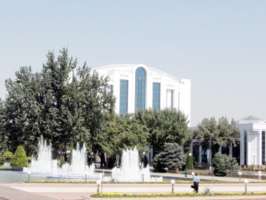 Iş Merkezi 2007 önünde Taşkent çeşmeler