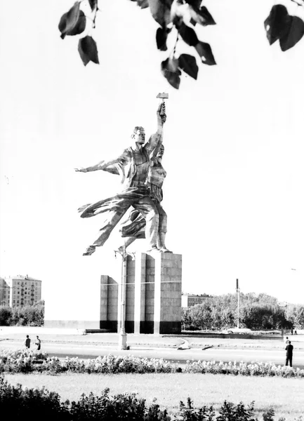 Московский рабочий и статуя колхозницы 1962 года — стоковое фото