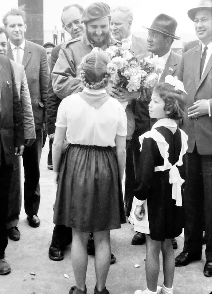 Yangiyer pioneer girls meet Fidel 1963 — Stock Photo, Image