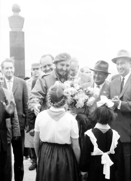 Yangiyer Pioneer kız çiçek verdi Fidel 1963 — Stok fotoğraf