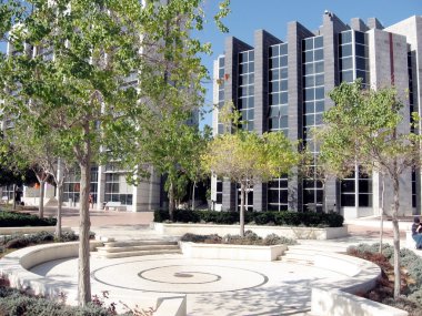 Bar-Ilan Üniversitesi sarmal bir meydanda 2009