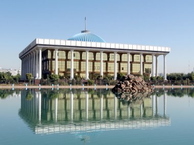 Taşkent Meclis ve onun yansıması bir havuzda 2007