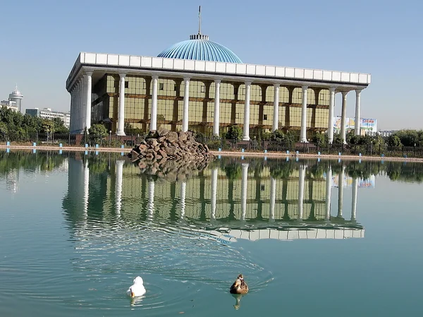 Tashkent Majlis & pond 2007 — Stock Photo, Image