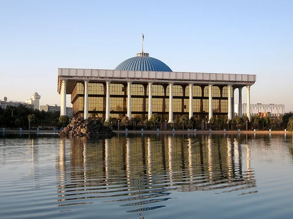 Tashkent Majlis & pond Septembrie 2007 — Fotografie, imagine de stoc
