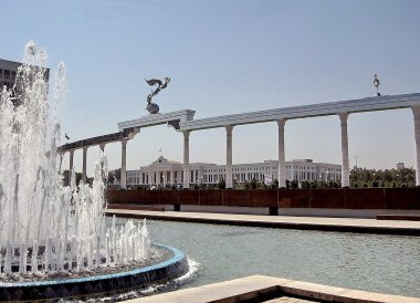 Taşkent bağımsızlık Meydanı colonnade ve Senato 2007