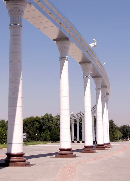 Tasjkent Onafhankelijkheidsplein colonnade 2007 — Stockfoto