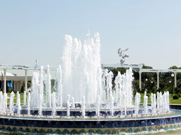 Tashkent fountain and Ezgulik Arch 2007 — Stock Photo, Image