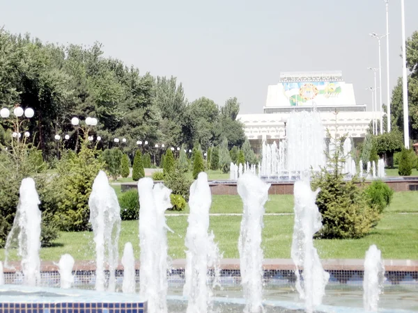 2007 年文化のトルキスタン宮殿の前でタシケント噴水 — ストック写真