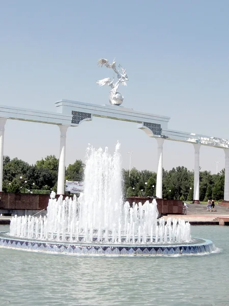 Fonte de Tashkent em frente ao Arco Ezgulik 2007 — Fotografia de Stock