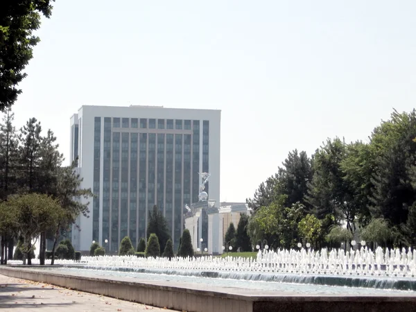 Tashkent szökőkutak közelében Pénzügyminisztérium 2007 — Stock Fotó