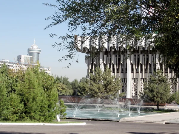 Tashkent szökőkutak közelében népek barátság Concert Hall 2007 — Stock Fotó