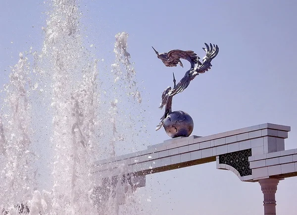 Tashkent Independence Square Sculptures of storks and fountain 2 — Stock Photo, Image