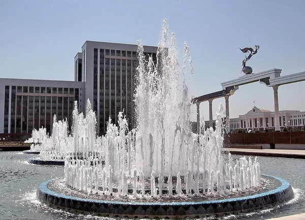Taskent Függetlenség tér szökőkutak 2007 Stock Kép