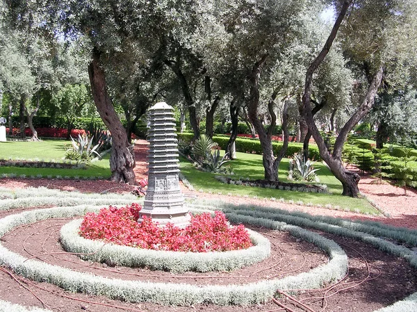 Haifa Bahai Gardens flowerbed with sculpture 2003 — Stock Photo, Image