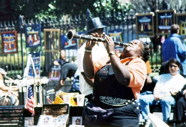 Músico de Nova Orleães tocando na rua 2002 — Fotografia de Stock