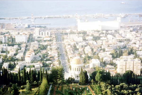 Vue de Haïfa sur le Sanctuaire de Bab et le port 2002 — Photo