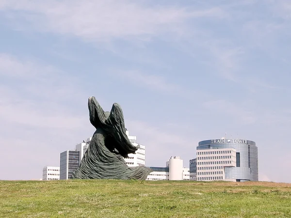 Tel Aviv sculptuur van vrouw tegen een wind 2009 — Stockfoto