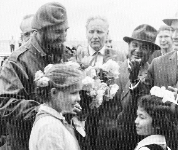 Yangiyer Fidel 1963 'te öncü kızlarla konuştu. — Stok fotoğraf