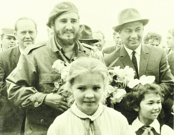 Yangiyer Castro en Rashidov met pioneer meisjes 1963 — Stockfoto