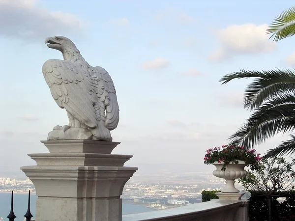 Haifa Bahai Gardens escultura águila 2003 — Foto de Stock