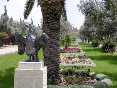Akko Bahai Bahçeleri kartal heykel 2004