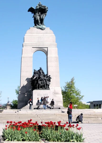Ottawa turistas cerca de War Memorial 2008 —  Fotos de Stock