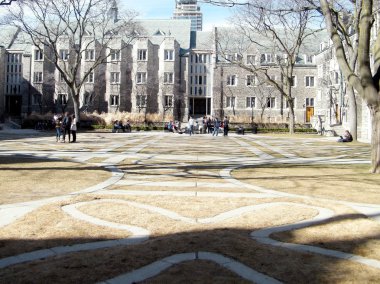 Toronto Üniversitesi Trinity College avlu 2010