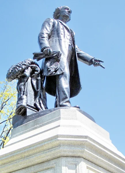 多伦多安大略省议会麦克唐纳雕像2010年 — 图库照片