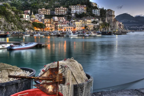 Cetara antiguo pueblo de pescadores costa de Amalfi al amanecer — Foto de Stock