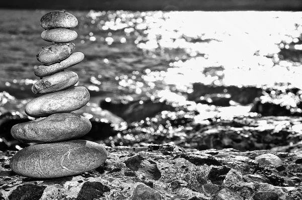 Piedras apiladas en la playa Monocromo —  Fotos de Stock