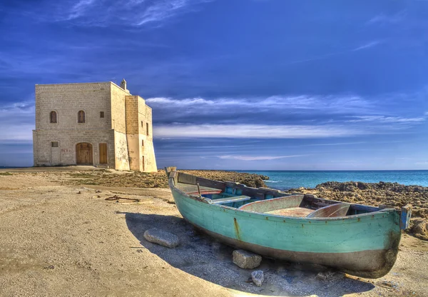 San Leonardo Watchtower, en la bahía Pilone, pueblo de Ostuni, Salento — Foto de Stock