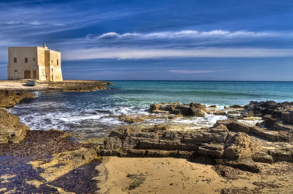 San Leonardo Watchtower, en la bahía de Pilone, pueblo de Ostuni, Italia — Foto de Stock