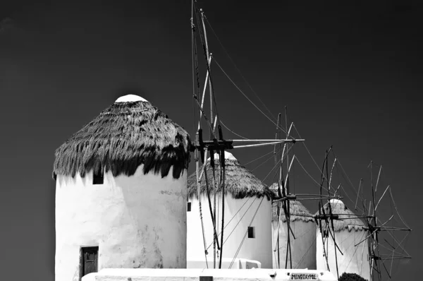 Moinhos de vento da ilha de Mykonos na Grécia BW — Fotografia de Stock