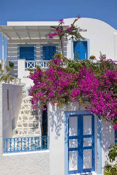 Casa típica en Oia en isla de Santorini — Foto de Stock