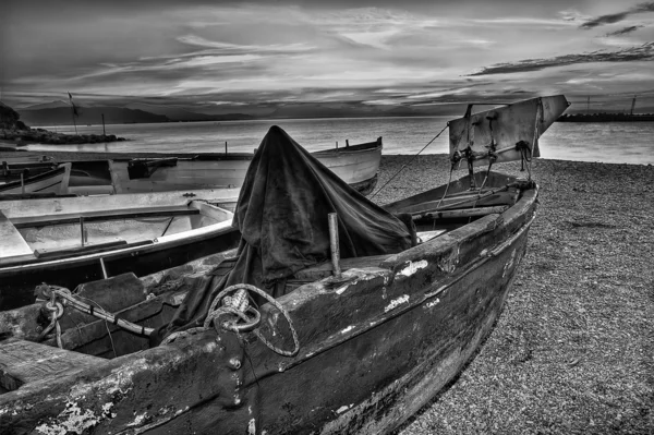 Barcos en la playa de Cetara, pueblo pesquero de la costa de Amalfi (m — Foto de Stock
