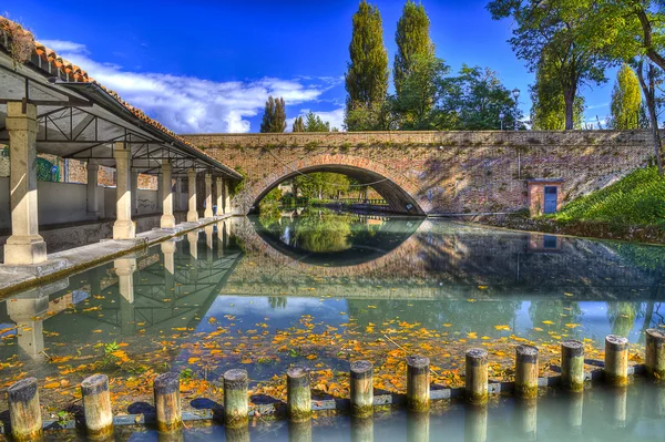 Lavadero río topino en Bevagna antigua ciudad medieval de Umbri —  Fotos de Stock