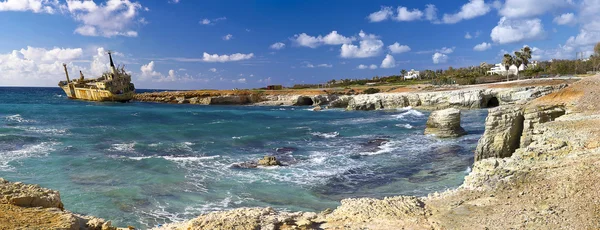Pantai Karang Laut Teluk Ciprus Kapal karam Gua Laut Dedro 3 — Stok Foto