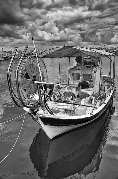 Barca da pesca fotografata in bianco e nero nel porto di La — Foto Stock