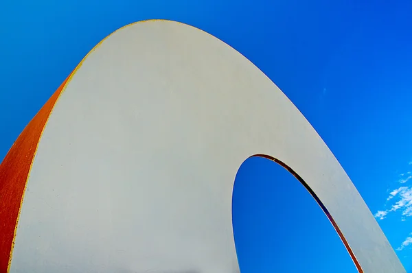 Um arco no céu da aldeia de Volterra (Itália ) — Fotografia de Stock
