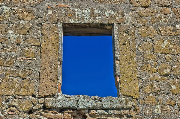 Eski pencere tüf açık mavi gökyüzü ile (civita bagnoregio vt) İtalya — Stok fotoğraf
