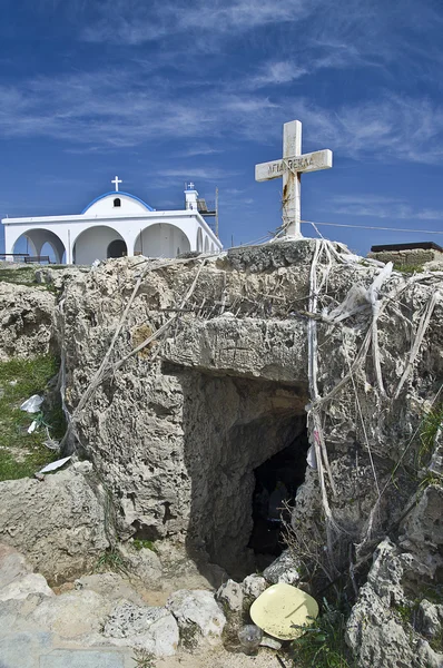 Agia tekla starej kaplicy wyrzeźbione w skale i nowy kościół powyżej Cypr — Zdjęcie stockowe