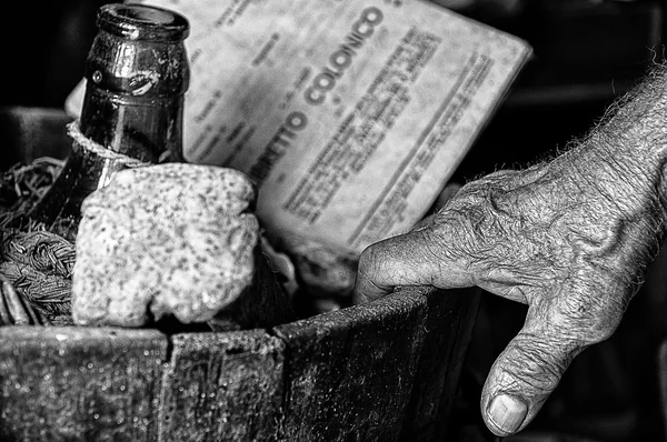 Mano del viejo posadero de Guardistallo, pueblo medieval en la l —  Fotos de Stock