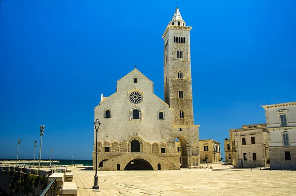 Chiesa di Trani, villaggio di pescatori italiani Immagine Stock