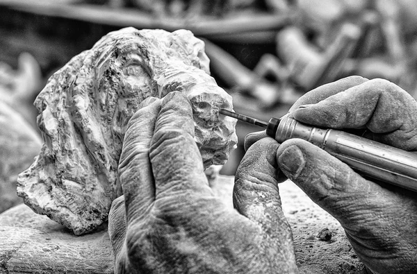Trampa hunden huvud alabaster Volterra Italien — Stockfoto