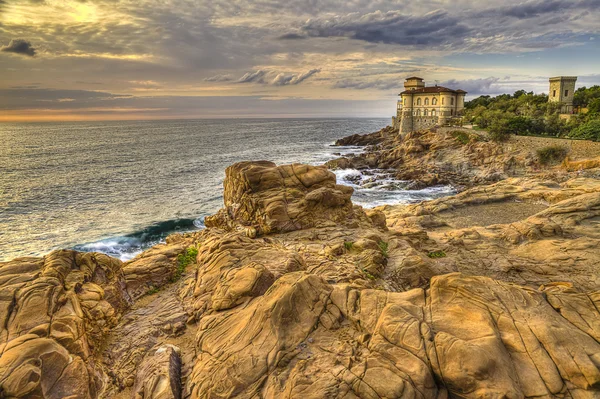 Castillo de la taza, taza de rocas planas, Costa Etrusca Livorno Tusca —  Fotos de Stock