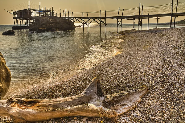 Trabocco (casa de pesca) Punta le Morge playa Torino di Sangro — Foto de Stock